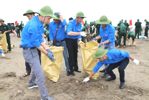 Cán bộ đoàn viên thanh niên và lực lượng vũ trang thu gom rác thải bảo vệ môi trường biển